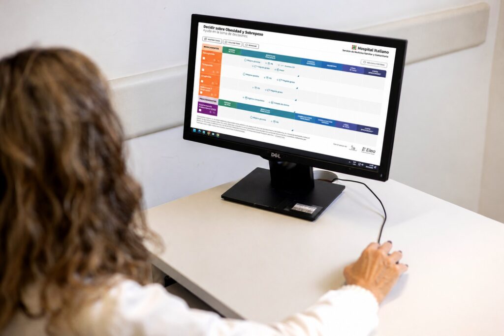 Profesional utilizando la herramienta Decidir sobre Obesidad y Sobrepeso en la computadora